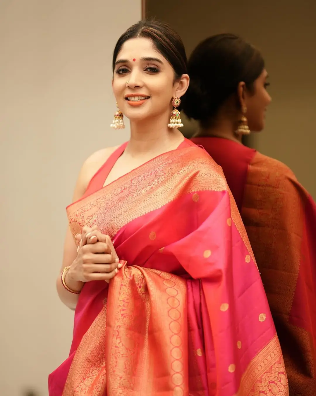 MALAYALAM ACTRESS NYLA USHA IN RED SAREE SLEEVELESS BLOUSE